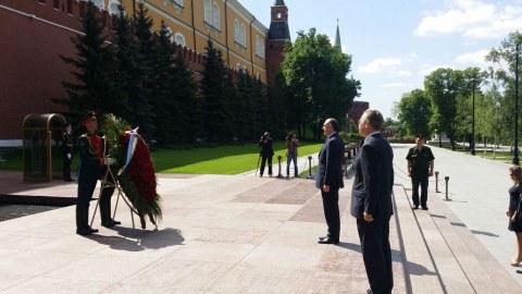 Elmar Məmmədyarov naməlum əsgər abidəsini ziyarət etdi 