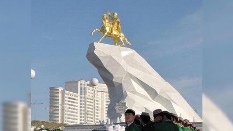 Prezidentin şərəfinə qızıldan heykəl ucaldıldı