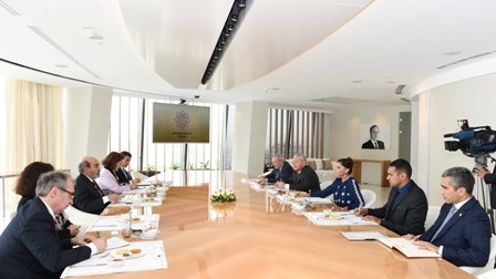 Leyla Əliyevanın xoşməramlı səfir diplomu Mehriban Əliyevaya verildi