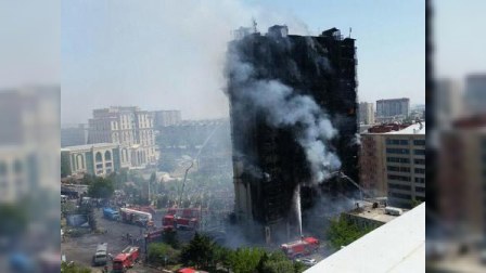 Yanan binanın sakinləri iş görən şirkətləri və icra hakimiyyətlərini məhkəməyə verir 
