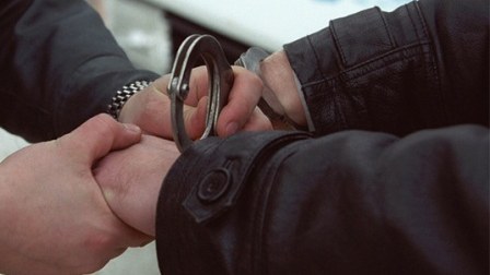 15 məhbus venasını doğradı