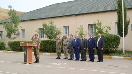 İcra başçısı əsgər və zabitlərlə görüşüb