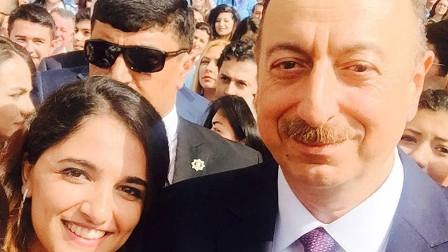 İlham Əliyev gənclərlə selfie çəkdirdi - FOTOLAR