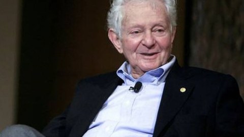 Məşhur fizik Nobel mükafatını satdı