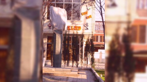Rəsulzadənin Gəncədəki büstünə yenidən çuval keçirdilər - FOTO 