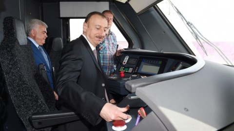 İlham Əliyev qatar sürdü - FOTOLAR