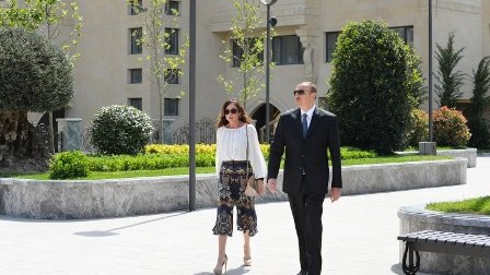 Prezident və xanımı Milli Konservatoriyanın yaxınlığındakı yeni parkda – FOTO 