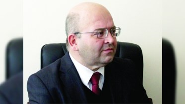 “Rusiyanın saqqızını oğurlamağı bacarmalıyıq” - Politoloq