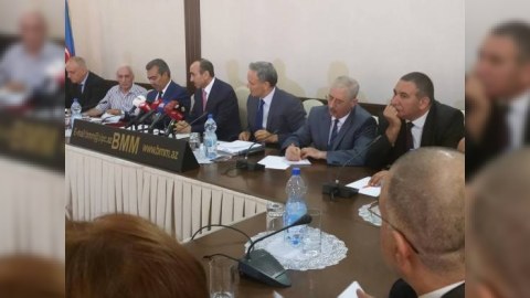 Əli Həsənov baş redaktorlarla görüş keçirir