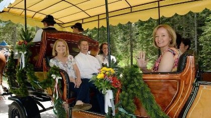 G7-nin liderləri toplantıda, arvadları atla gəzintidə
