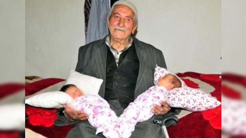 85 yaşında əkiz uşaq atası oldu - FOTO