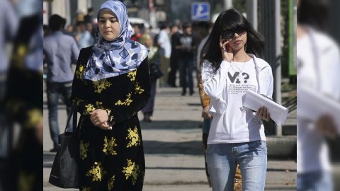 Özbəkistanda hicablı qadınları küçələrdən yığıb, soyundururlar