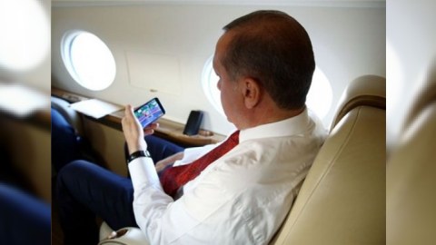 Ərdoğan türkiyəli idmançının çıxışını təyyarədə mobil telefonundan izləyib