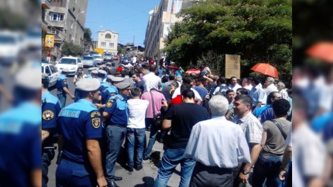 Yerevanda qarşıdurma: hökumət binası yumurta “atəşinə” tutuldu