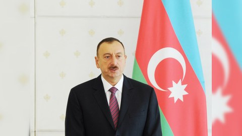 İlham Əliyev qalib güləşçiləri mükafatlandırdı