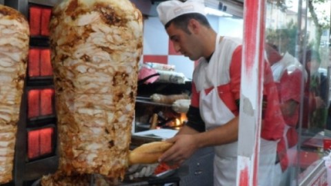 Səhiyyə Nazirliyindən XƏBƏRDARLIQ: Toyuq dönəri qadağan edilib, yeməyin!  