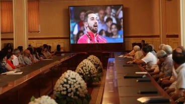 Rektor qızıl medal qazanan idmançını mükafatlandırdı - FOTO