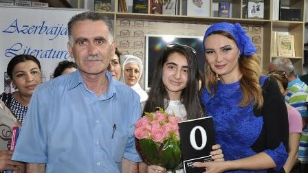 Deputat gəlirini xəstə körpəyə bağışladı - FOTO