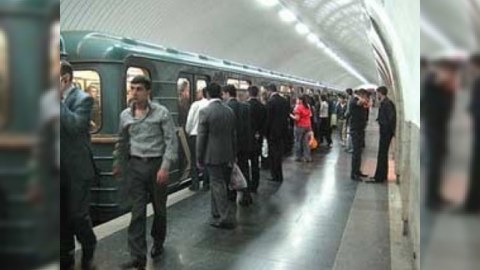 Metro tunelində qalan qatarlarla bağlı AÇIQLAMA: “Problem yolda yaranıb”