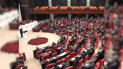 Türkiyə parlamentində deputatlar and içirlər