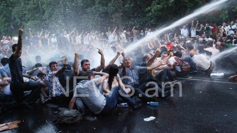 Yerevanda xalq yenidən ayağa qalxdı, etiraz aksiyası başladı