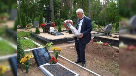 Umud Mirzəyev tanınmış jurnalist və Fondun Latviya təmsilçisinin məzarını ziyarət edib