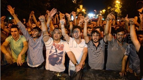 Yerevanda içkili adamları aksiyaya buraxmırlar - ermənilərin ETİRAZI davam edir