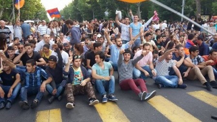 Yerevandakı aksiya iştirakçısından tapança tapılıb