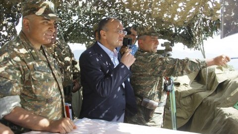 Ermənistanın müdafiə naziri Naxçıvanla sərhədə gəldi