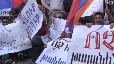 Yerevanda etiraz aksiyasına qoşulanlar çoxaldı - Baqramyan prospekti doldu