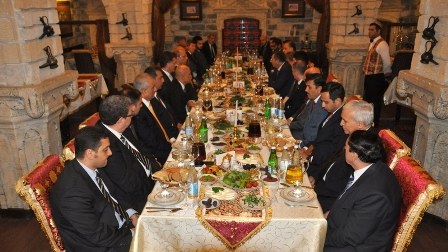 Xələf Xələfov iftar süfrəsində müzakirələr apardı – FOTO 