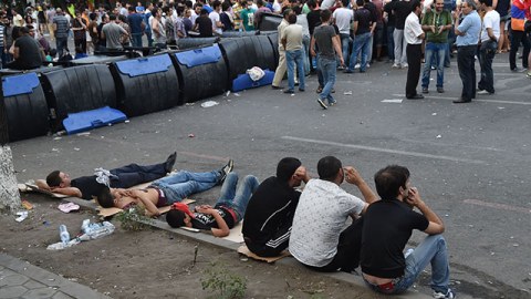 Yerevandakı nümayişçilər polisi ittiham etdilər: “Yolu onlar bağlayıb” 