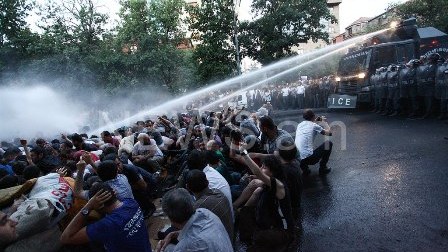 Yerevan polisindən etirazçılara XƏBƏRDARLIQ 