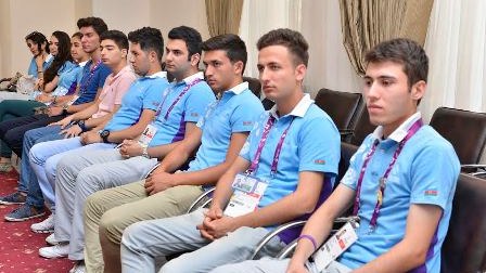 Bakı Ali Neft Məktəbinin rektoru könüllülərlə görüşdü - FOTO