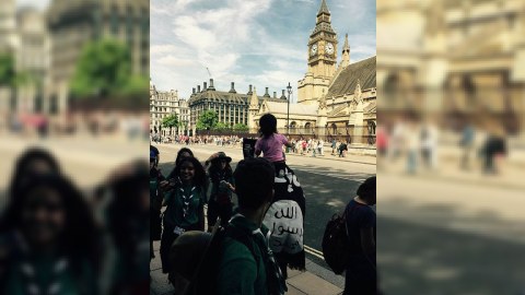 İŞİD bayrağı ilə gəzən şəxs Londonda aranı qarışdırdı - FOTOLAR