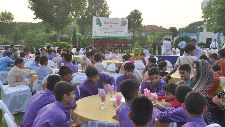  Mehriban Əliyevadan Pakistandakı kimsəsiz uşaqlara iftar -  FOTO