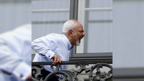 İran diplomatının qələbə gülüşü - FOTO