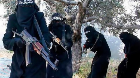 İŞİD terrorçuları üzünü açan qızı döydülər 