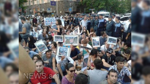 Yerevanda aksiya başladı: Mərkəzi küçələr bağlandı