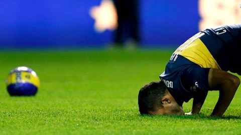 Karlos Tevez Argentinaya qayıtdı: 40 min adam qarşıladı