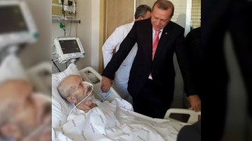  Ərdoğanın xəstəxanada ziyarət etdiyi məşhur yazıçı vəfat etdi