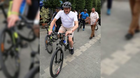 ABŞ səfiri Bakıda maşından düşüb, velosipedə mindi - FOTOLAR
