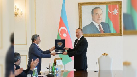 İlham Əliyev jurnalistləri mükafatlandırdı - FOTOLAR