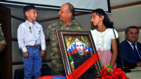 Lənkəranda şəhidin medalını azyaşlı oğluna təqdim ediblər 