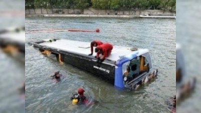 Sərnişin avtobusu çaya düşdü: 30 nəfər öldü 