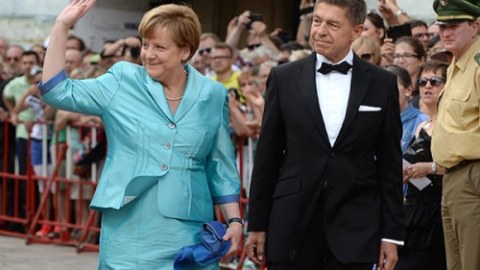 Angela Merkel yıxıldı 