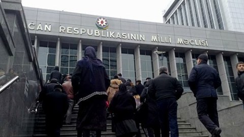 Yaltaqlığı tənqid ritorikasına dəyişmək... 