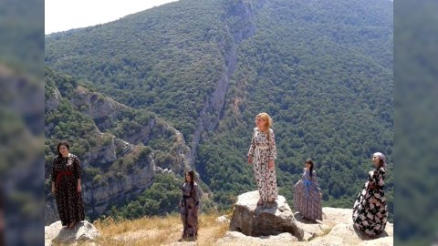 Azərbaycanın axtarışa verdiyi rus milyonçunun arvadı Cıdır düzündə moda sərgisi keçirdi - FOTOLAR