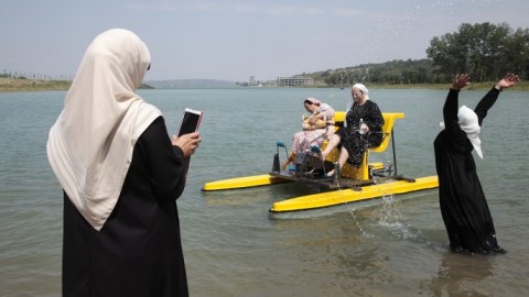 Qroznıda qadınlar üçün ilk qapalı çimərlik açıldı - FOTOLAR