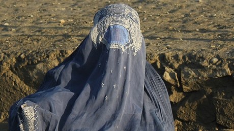 Özbək qızları İŞİD-in zorakılıqlarından DANIŞDILAR: “Qadınları əldən-ələ ötürürlər”